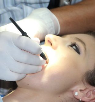 En omfattende guide til tannpine: årsaker, symptomer, behandling og forebygging