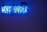 Neon skilt som blikkfang: slik brukes lysende design i hjem og bedrift