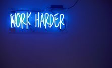 Neon skilt som blikkfang: slik brukes lysende design i hjem og bedrift