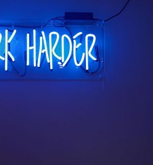 Neon skilt som blikkfang: slik brukes lysende design i hjem og bedrift