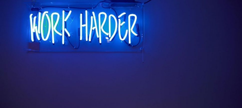 Neon skilt som blikkfang: slik brukes lysende design i hjem og bedrift