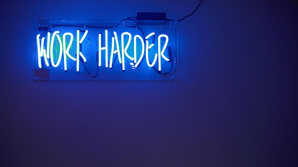 Neon skilt som blikkfang: slik brukes lysende design i hjem og bedrift
